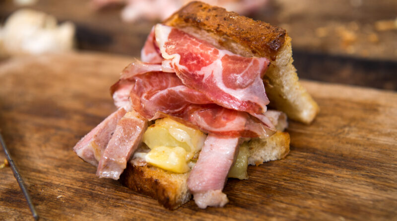 Provolone piccante grigliato con coppa piacentina