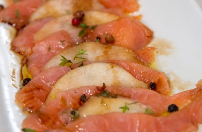 Carpaccio di filetti di trota affumicata con pesche bianche, lime e timo